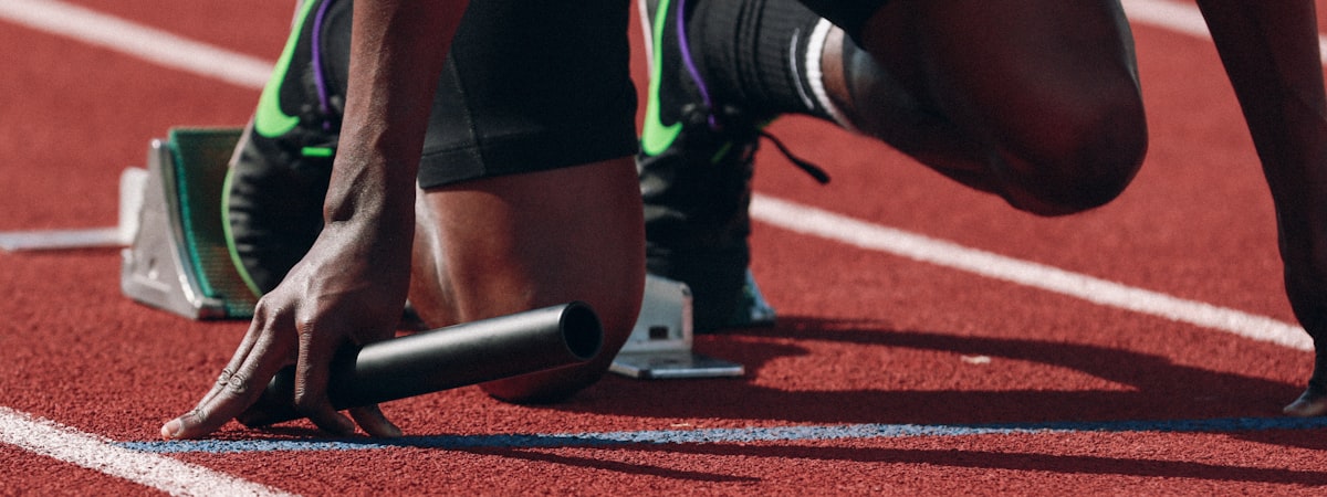 多屏显示不同体育赛事直播画面，象征丰富的观赛选择