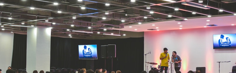 一群球迷在酒吧一起观看足球比赛欢呼