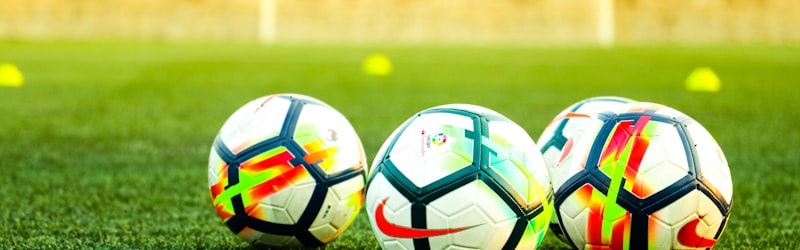 篮球运动员扣篮瞬间特写