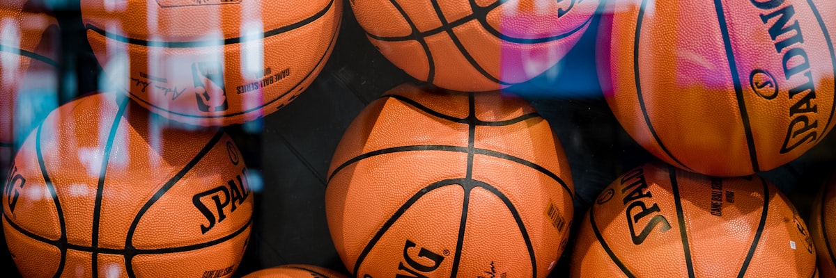 足球教练在战术板前讲解战术