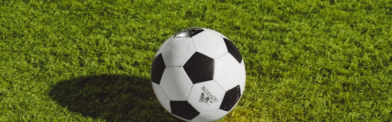 足球场全景俯瞰图，绿茵场与看台